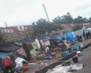 Article : Les expulsés de Brazzaville, une vie de sans-abri chez soi!